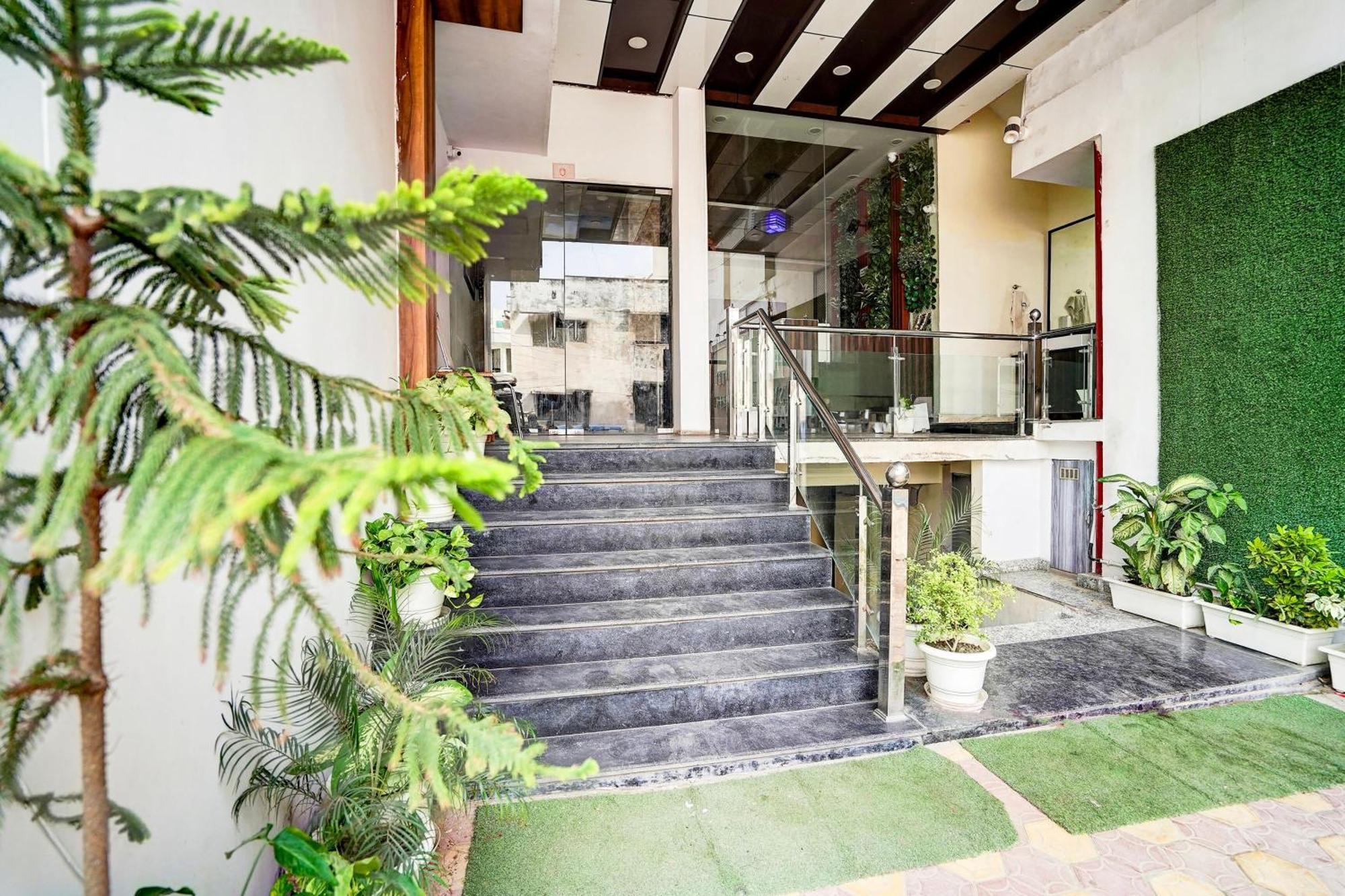 Hotel Townhouse Ram Katora Near Vishwanath Temple Formerly Sv Grand Waranasi Zewnętrze zdjęcie
